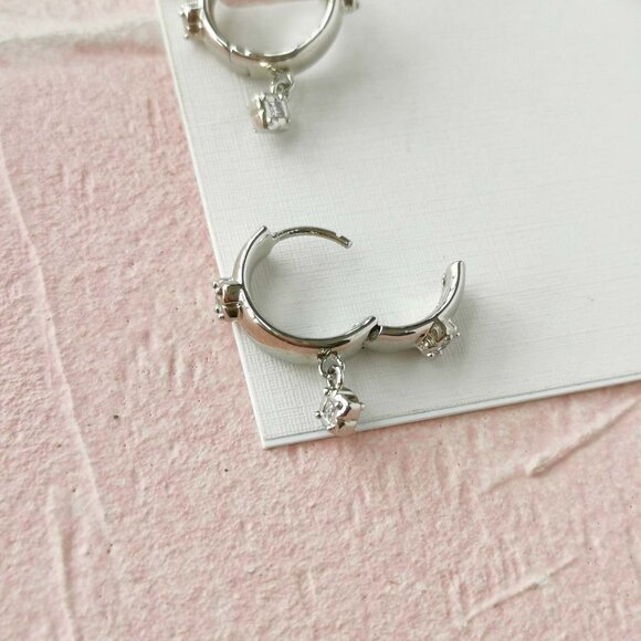 Kendra Scott Joelle White Crystal Silver Earrings - Picture 2 of 3